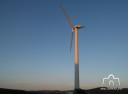 Hrad - 85 - Větrná elektrárna stojí na vrcholu kopce Bojiště nedaleko od místa starodávného větrného mlýnu. Každý den odhodlaně čelí osamoceně drsnému podnebí Bílých Karpat. Lopatky máchají vzduchem jako statné paže horala, aby dodaly bohabojným vesničanům v údolí tolik potřebnou elektrickou energii.